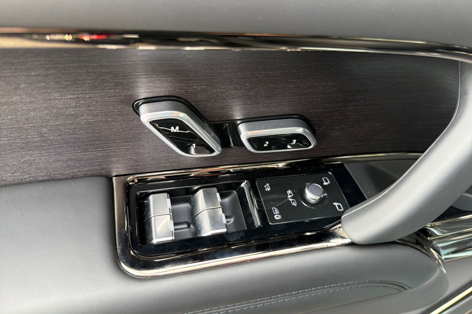 New 2026 Land Rover Range Rover SV AWD/4WD image 14