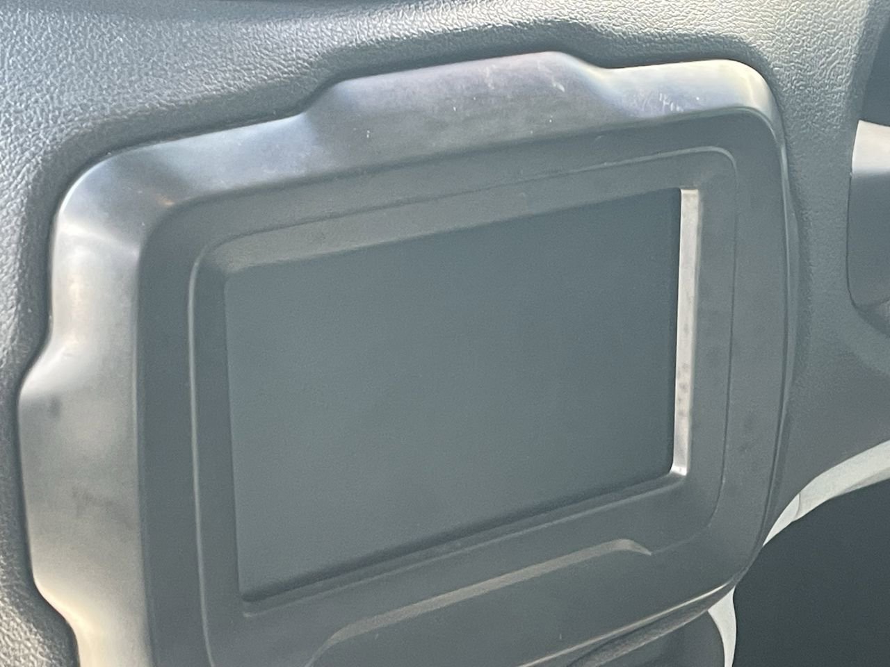Used 2018 Jeep Renegade Latitude FWD image 10