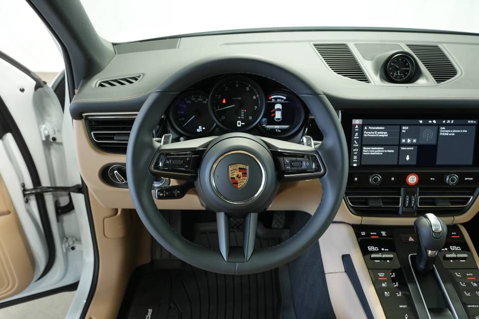 Certified 2026 Porsche Macan AWD/4WD image 13