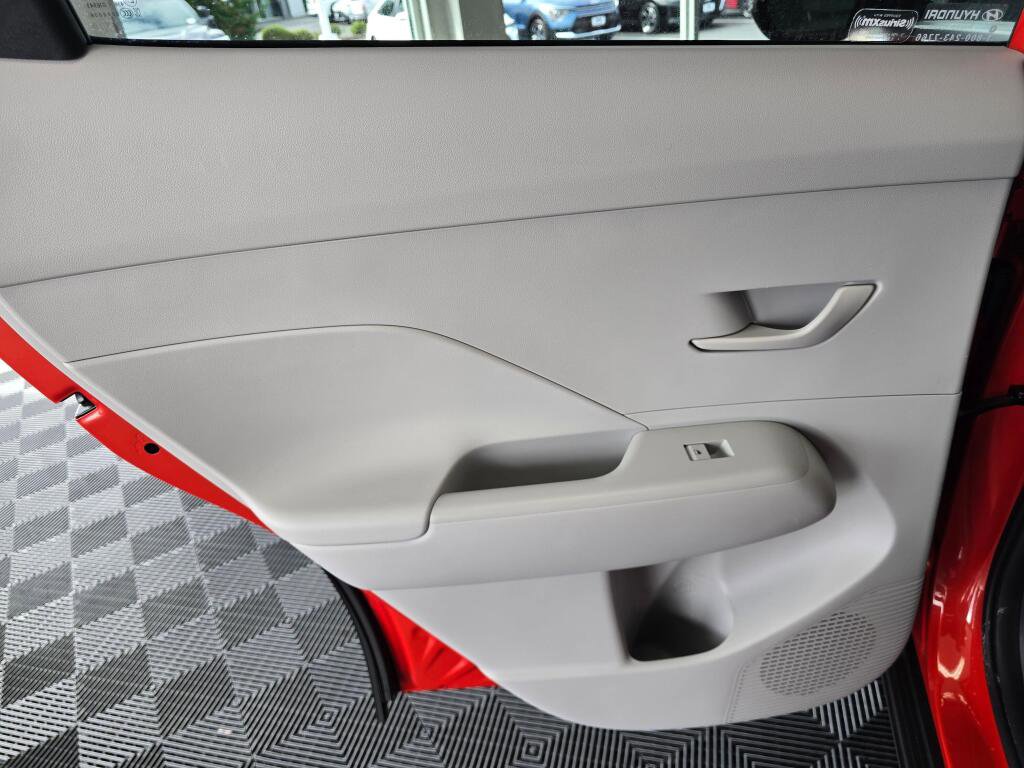 Used 2025 Hyundai Kona SEL AWD/4WD image 36