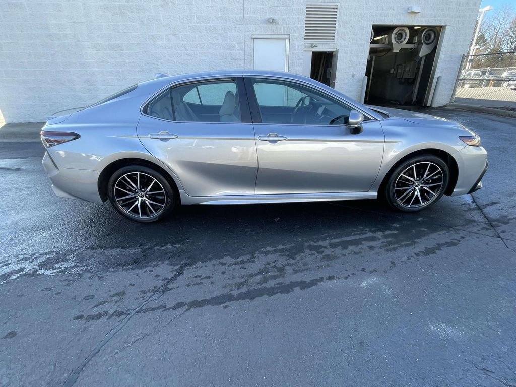 Used 2024 Toyota Camry SE image 12