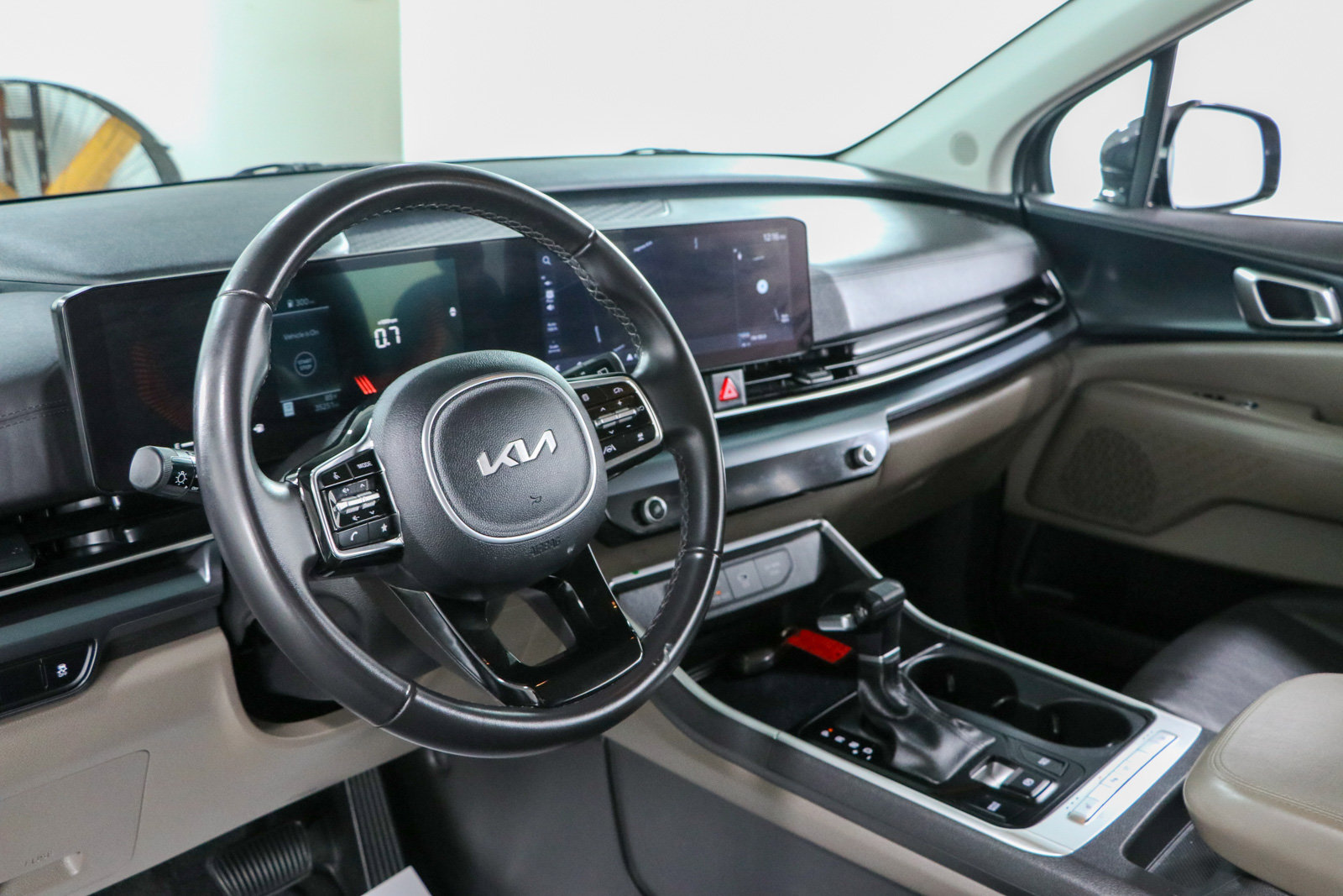 Used 2025 Kia Carnival FWD image 22