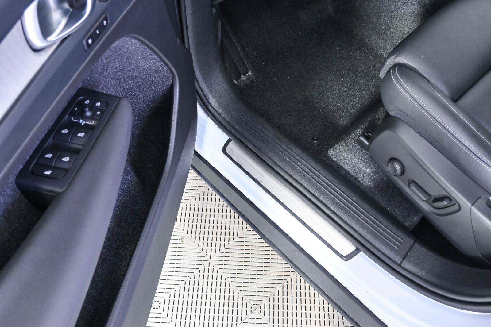 Certified 2026 Volvo XC40 B5 Plus AWD/4WD image 8