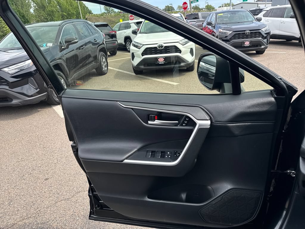 Used 2020 Toyota RAV4 Limited AWD/4WD image 37