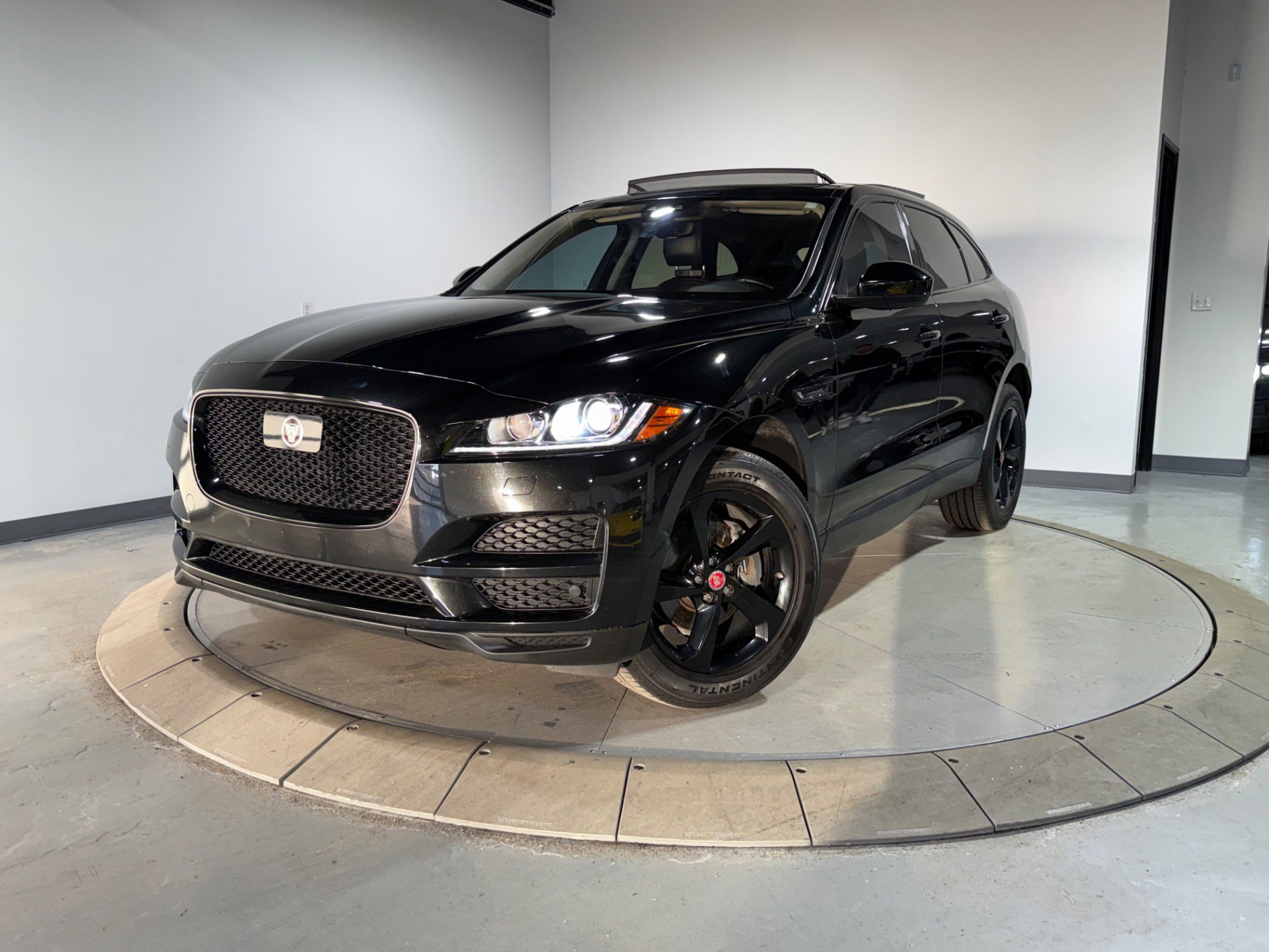 Used 2020 Jaguar F-PACE Prestige AWD/4WD image 2