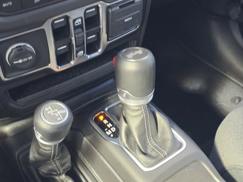 Used 2025 Jeep Wrangler Unlimited Sahara AWD/4WD image 29