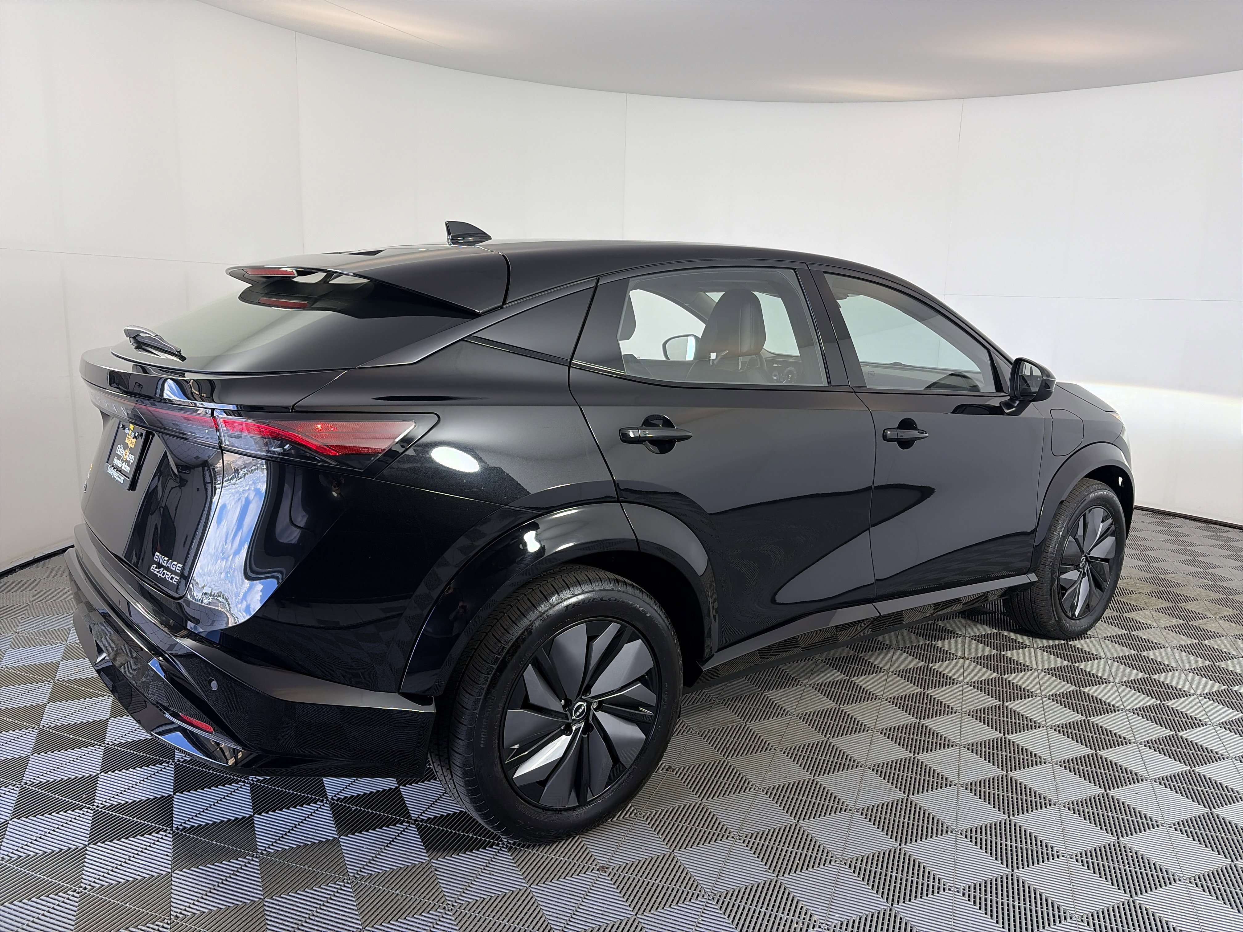 Used 2023 Nissan Ariya AWD image 10