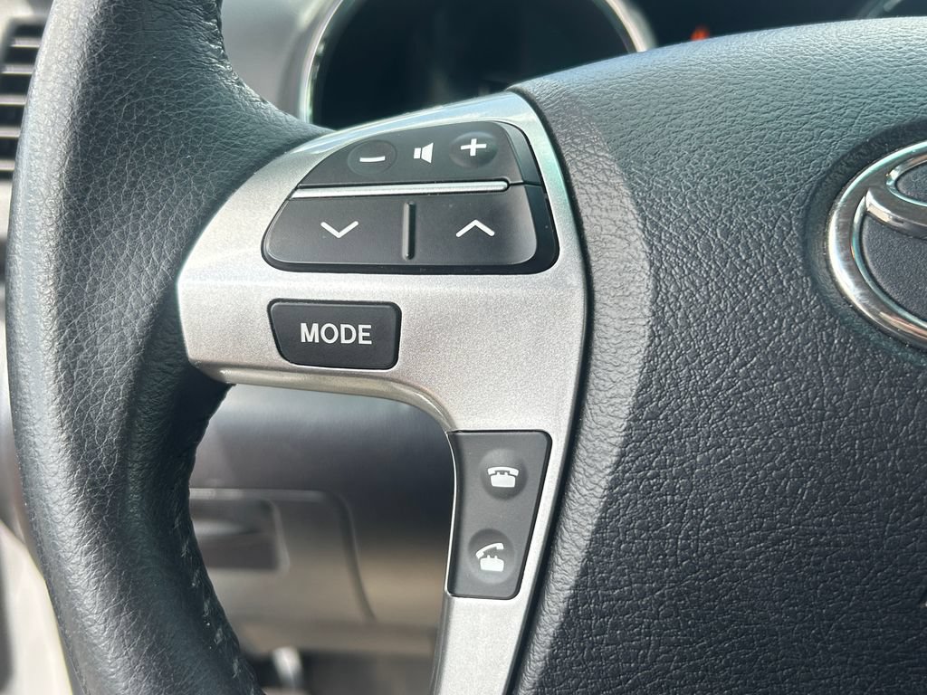 Used 2012 Toyota Highlander 4WD Hybrid w/ Leather Pkg image 21