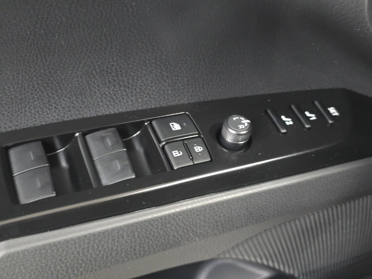 New 2026 Toyota Camry Hybrid FWD image 27