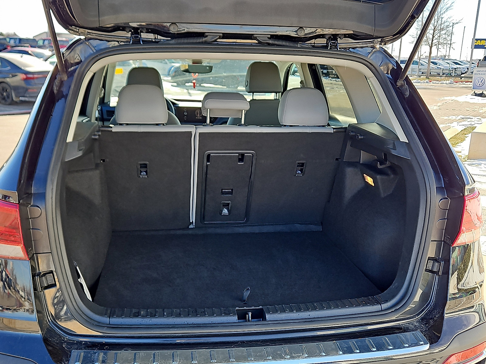 Certified 2022 Volkswagen Taos SE w/ Driver Assistance Package image 6