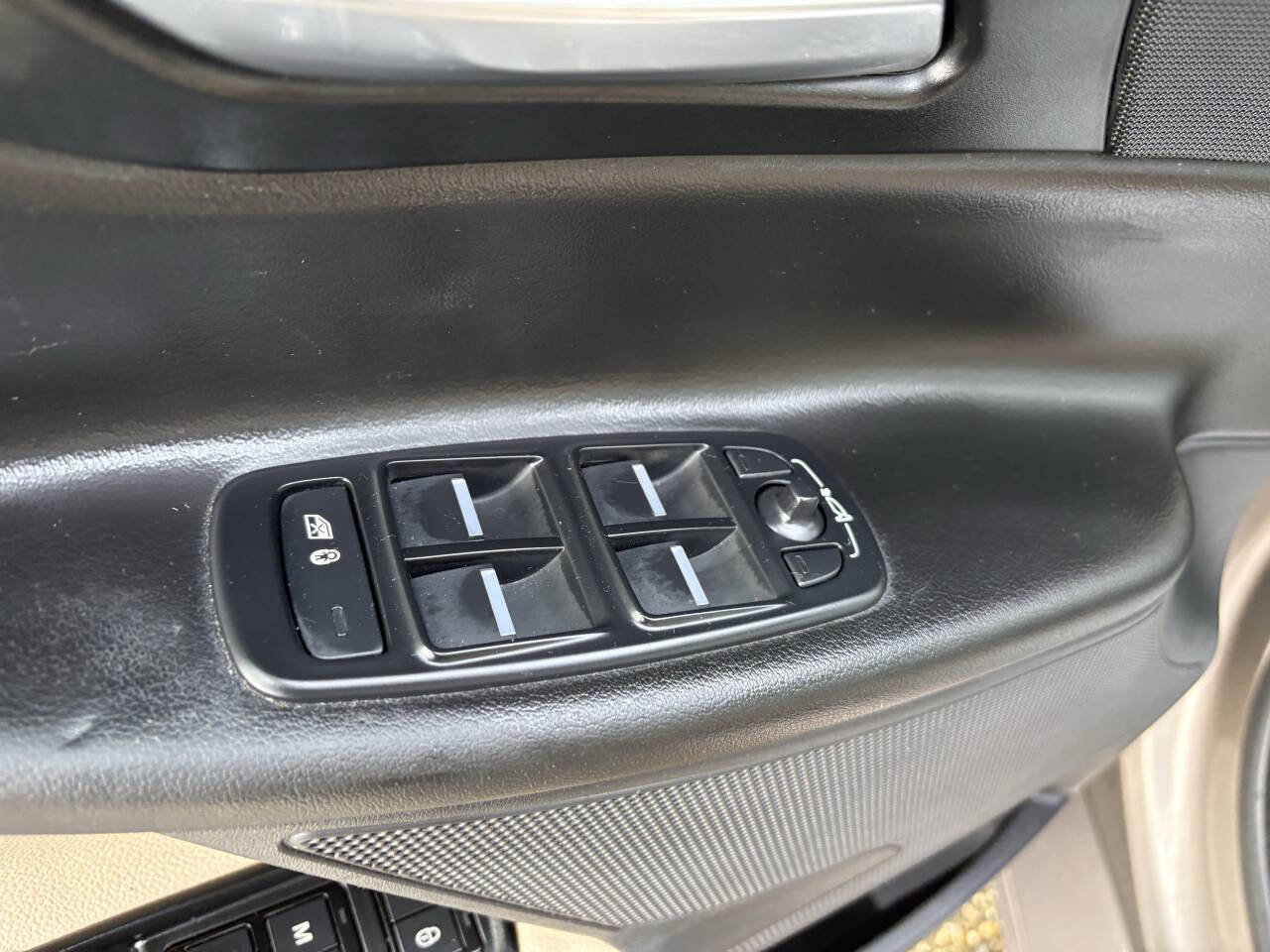 Used 2017 Jaguar XE Premium image 30