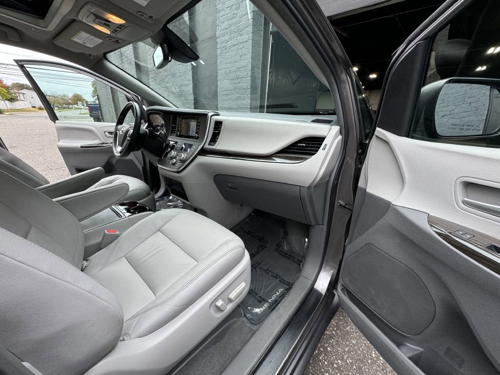 Used 2019 Toyota Sienna XLE image 18