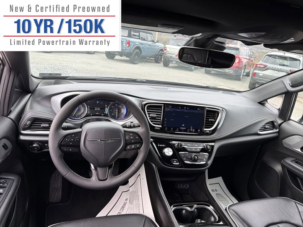 Used 2025 Chrysler Pacifica Limited image 14