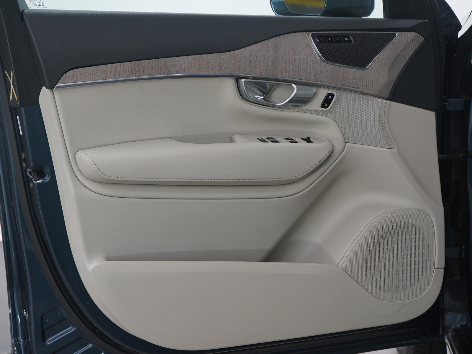 Used 2023 Volvo XC90 B6 Plus image 21