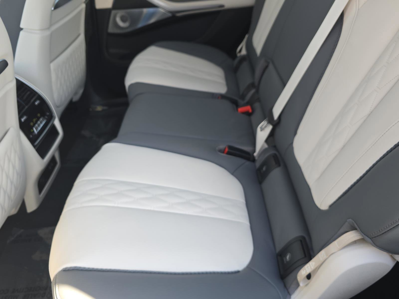 New 2026 BMW ALPINA XB7 image 14