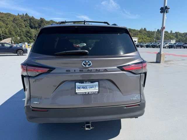 Used 2021 Toyota Sienna LE w/ LE Plus Package AWD/4WD image 4