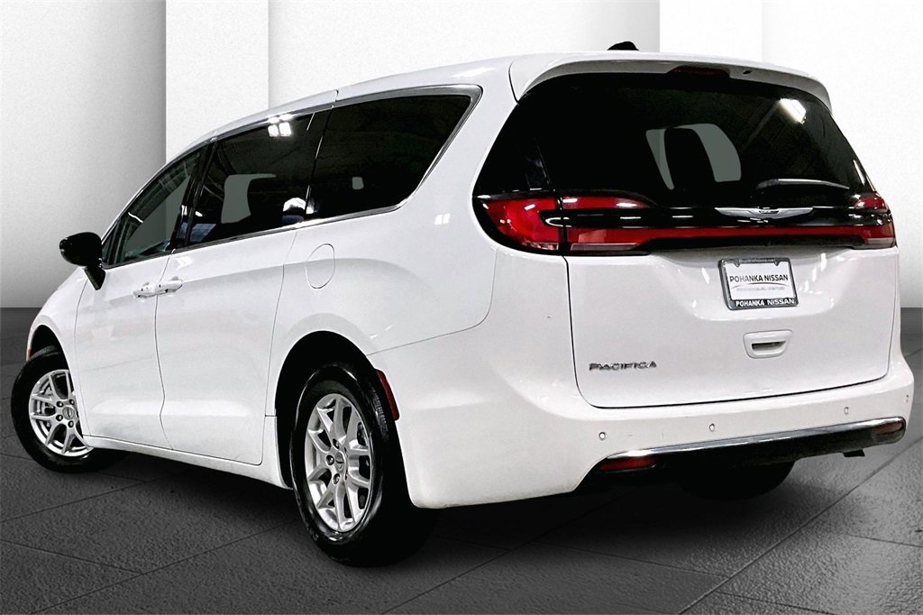 Used 2024 Chrysler Pacifica Touring-L image 10