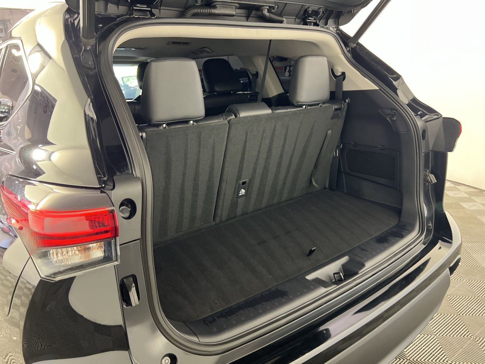 Used 2020 Toyota Highlander XLE AWD/4WD image 27