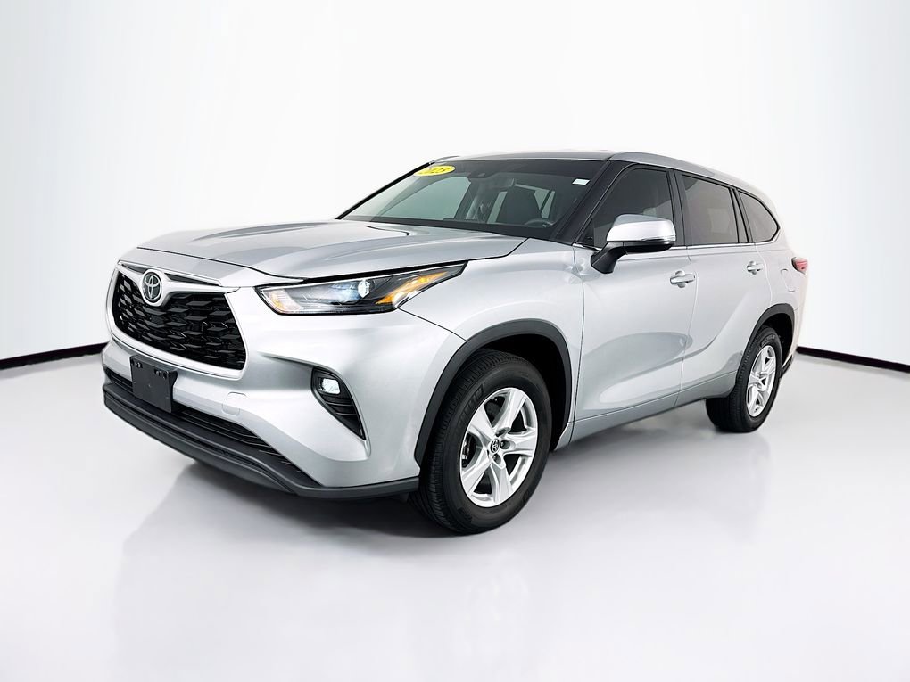 Used 2023 Toyota Highlander LE image 3
