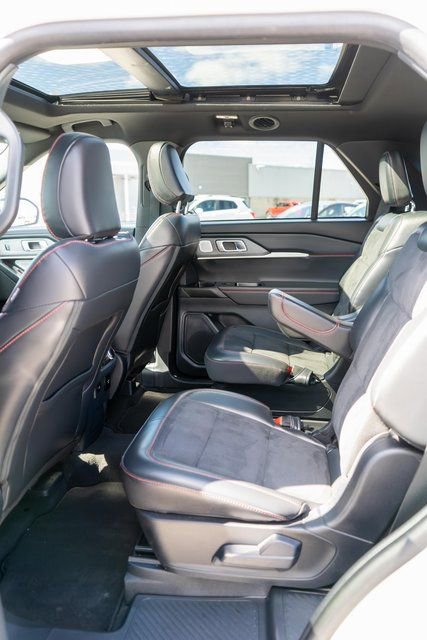 Used 2025 Ford Explorer ST image 13