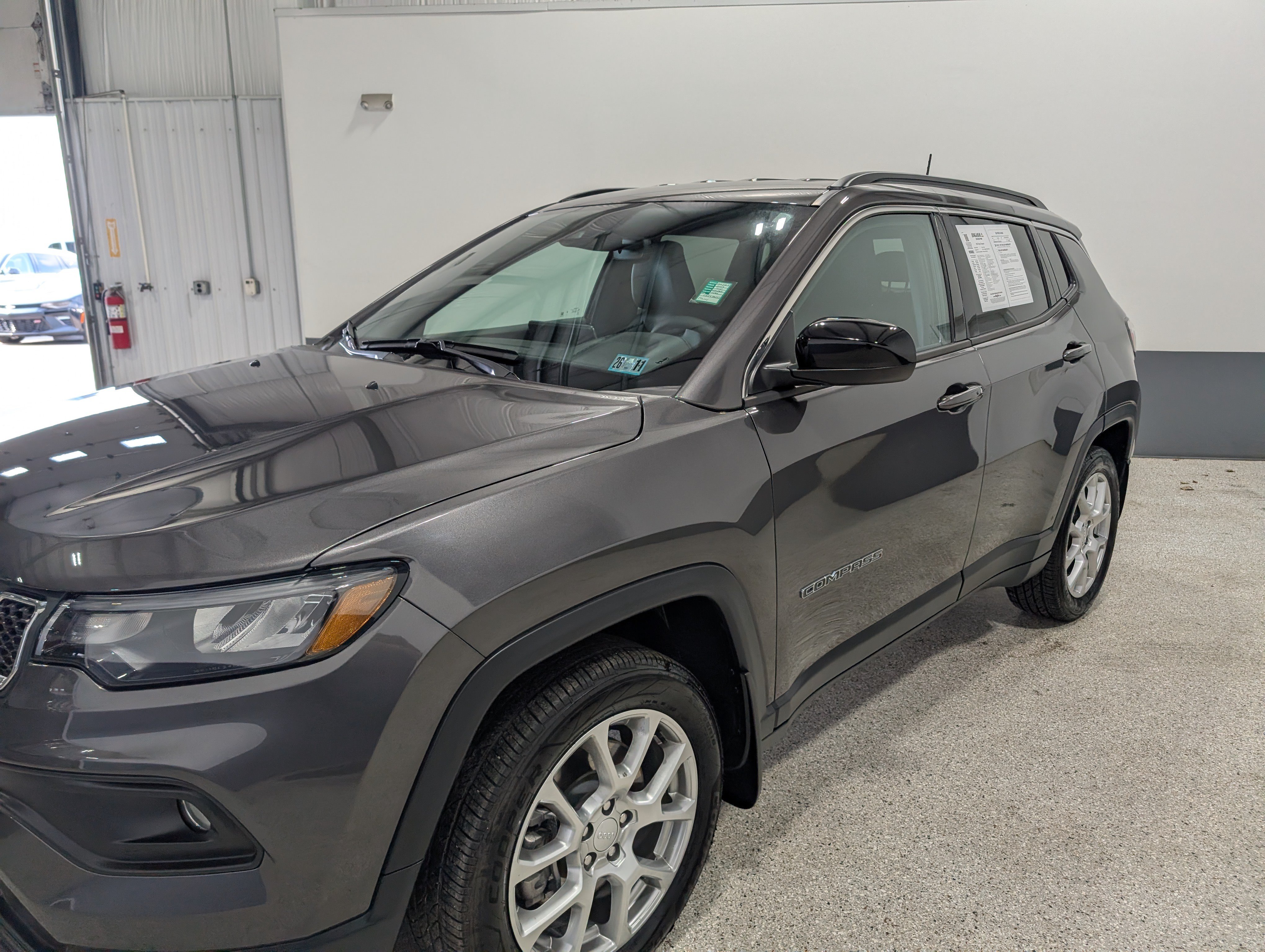 Used 2024 Jeep Compass Latitude AWD/4WD image 7