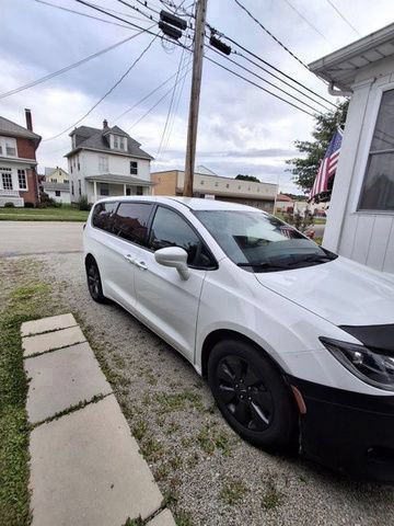 Certified 2020 Chrysler Pacifica Touring w/ S Appearance Package FWD image 2