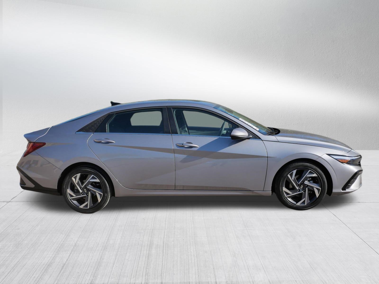 Used 2025 Hyundai Elantra SEL FWD image 8
