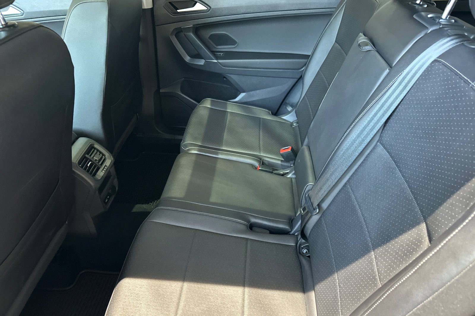 Used 2020 Volkswagen Tiguan SEL FWD image 12