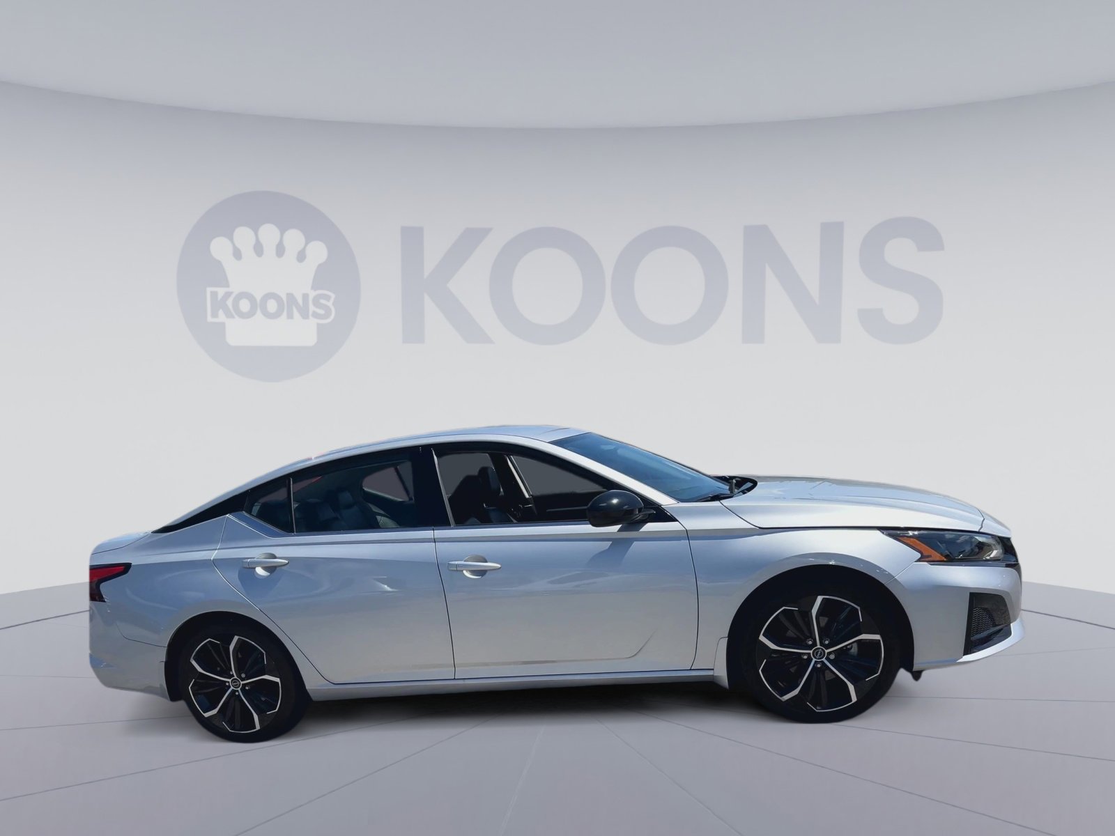 Used 2024 Nissan Altima 2.5 SR FWD image 2