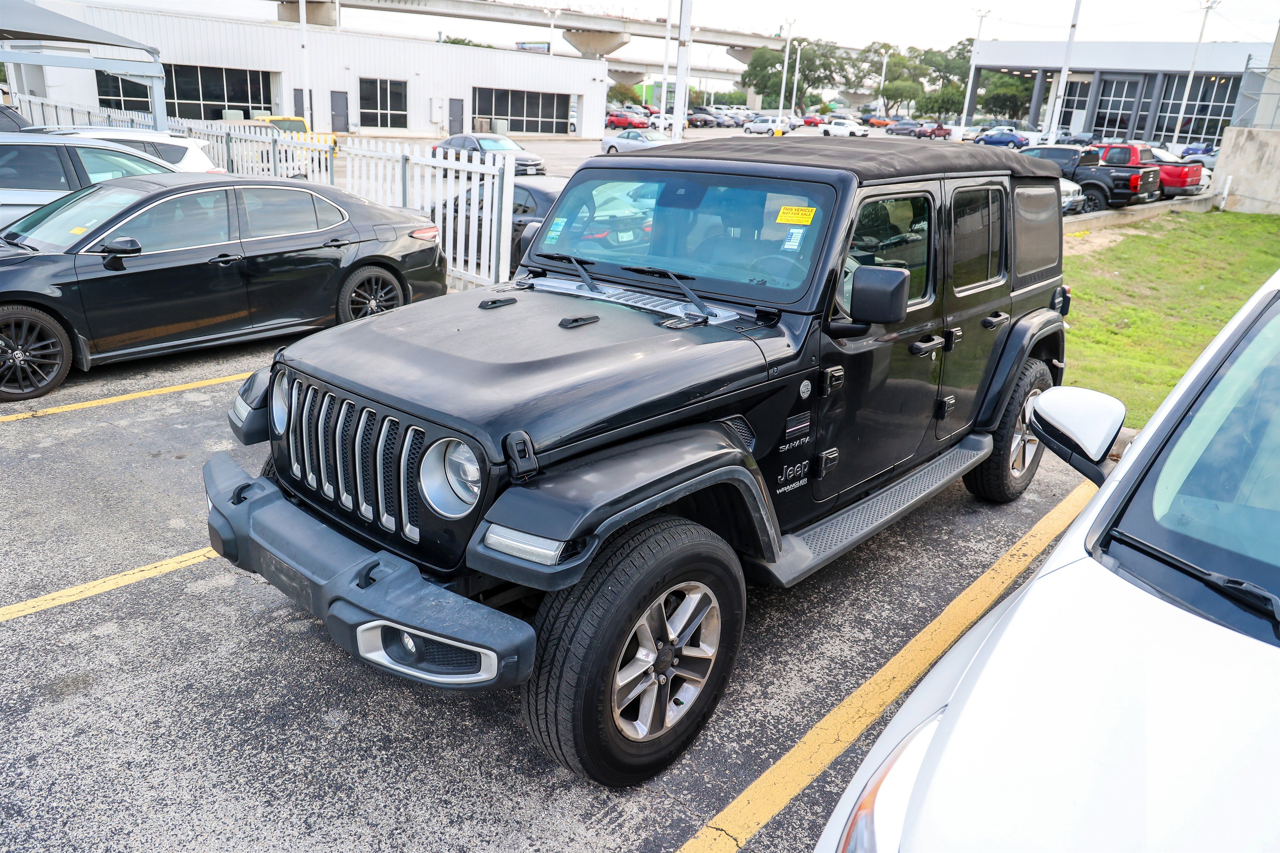 Used 2019 Jeep Wrangler Unlimited Sahara AWD/4WD image 3
