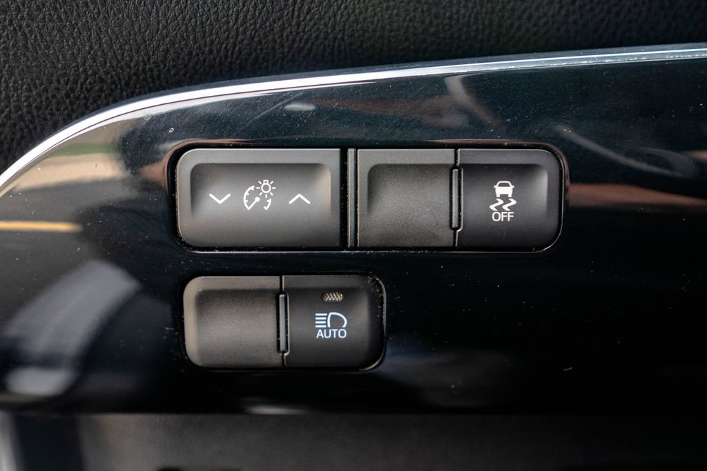 Used 2018 Toyota Prius Prime Premium FWD image 19