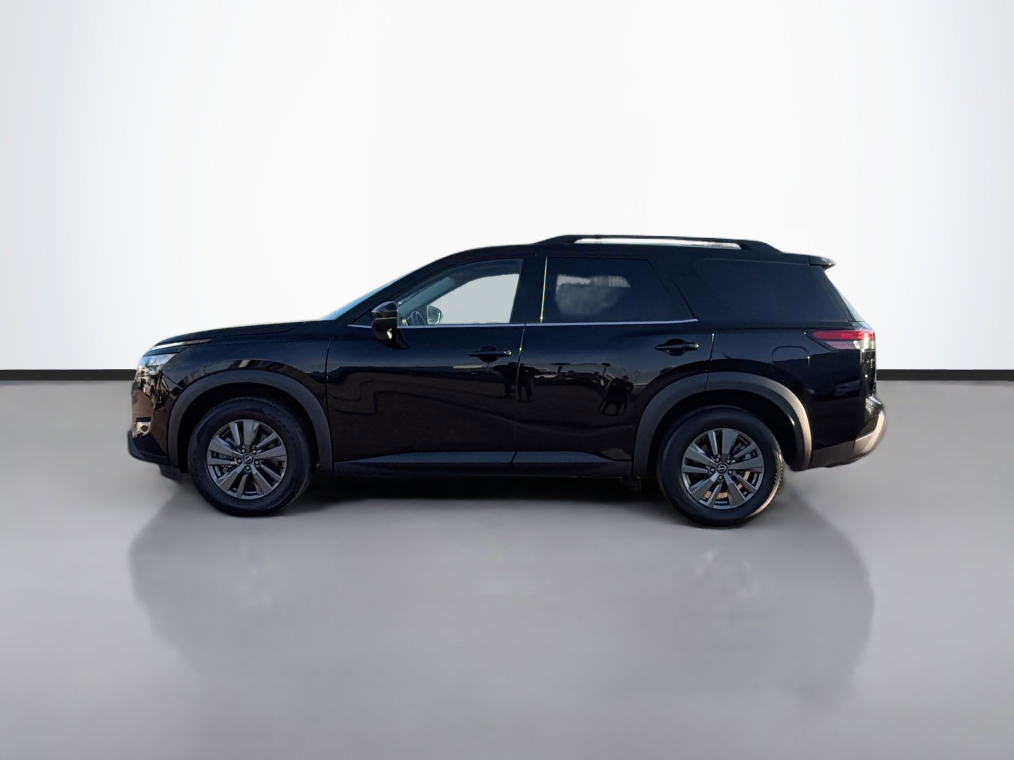 Used 2023 Nissan Pathfinder SV w/ SV Premium Package image 6