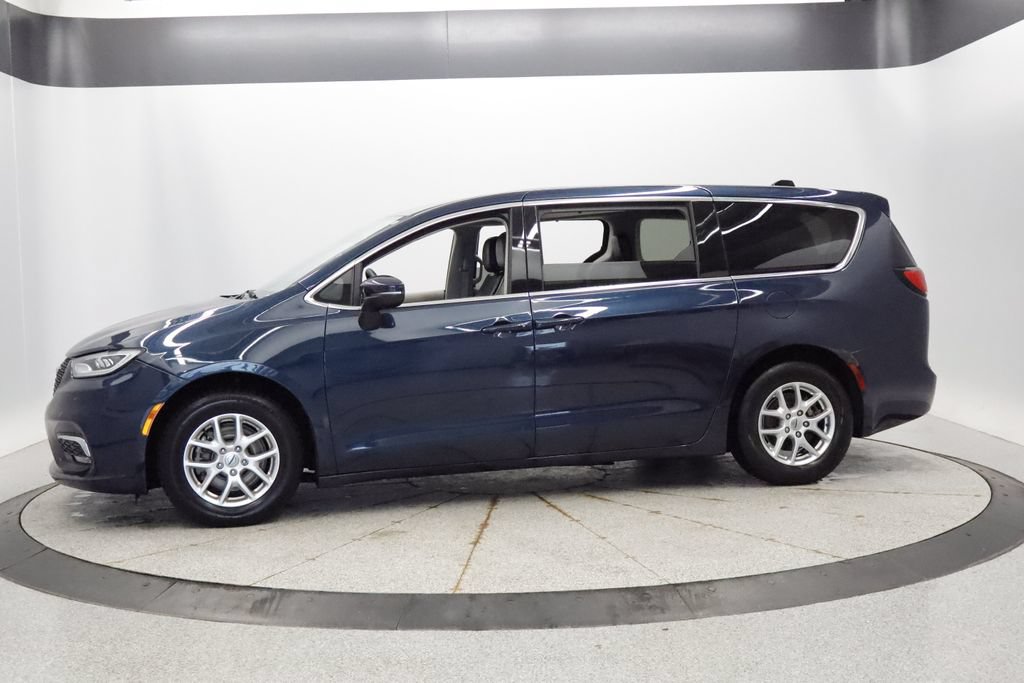 Certified 2023 Chrysler Pacifica Touring-L FWD image 2