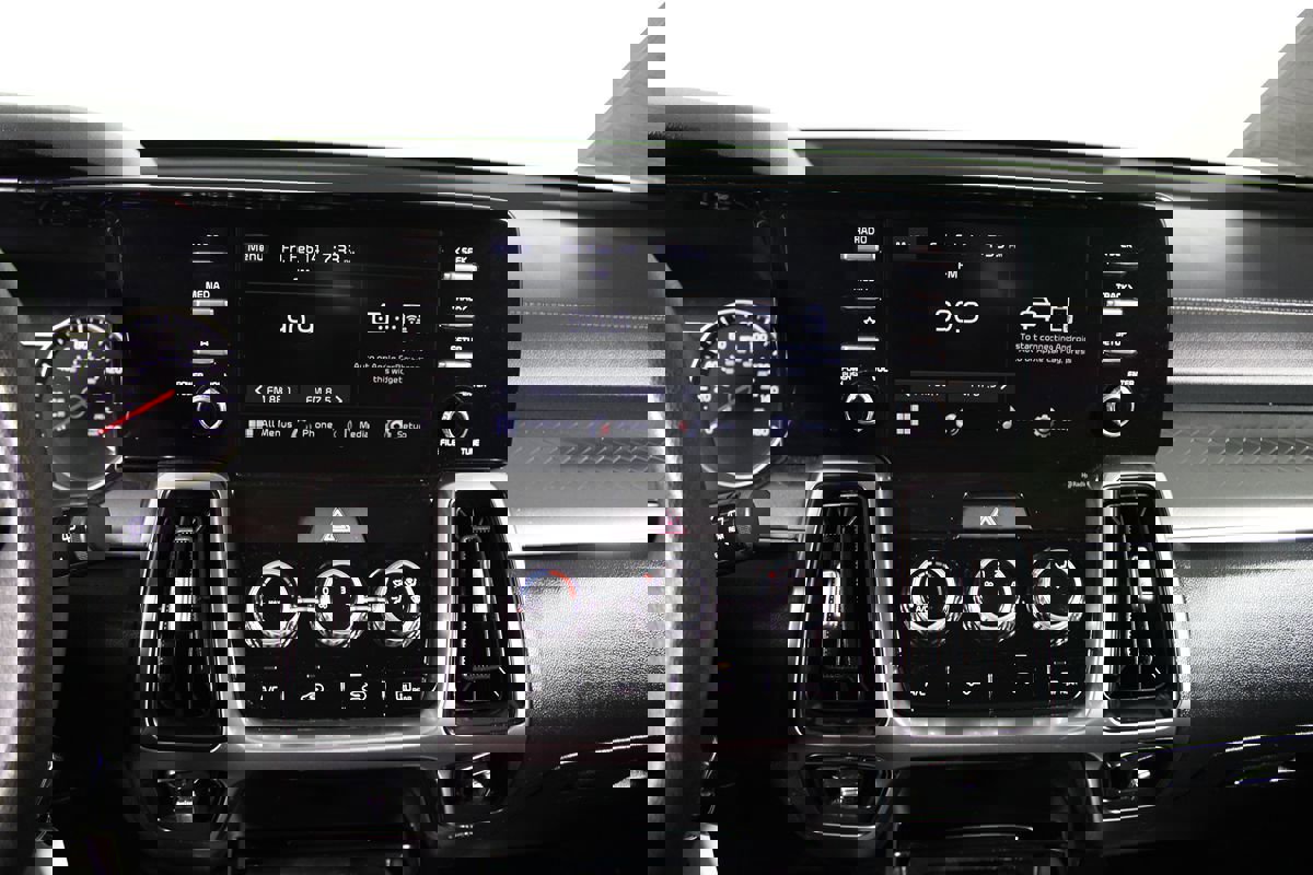 Used 2023 Kia Sorento LX image 7