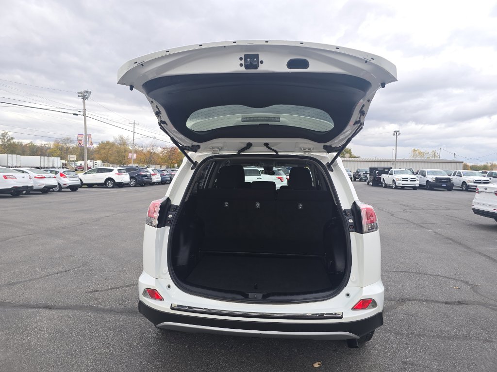 Used 2018 Toyota RAV4 LE image 10