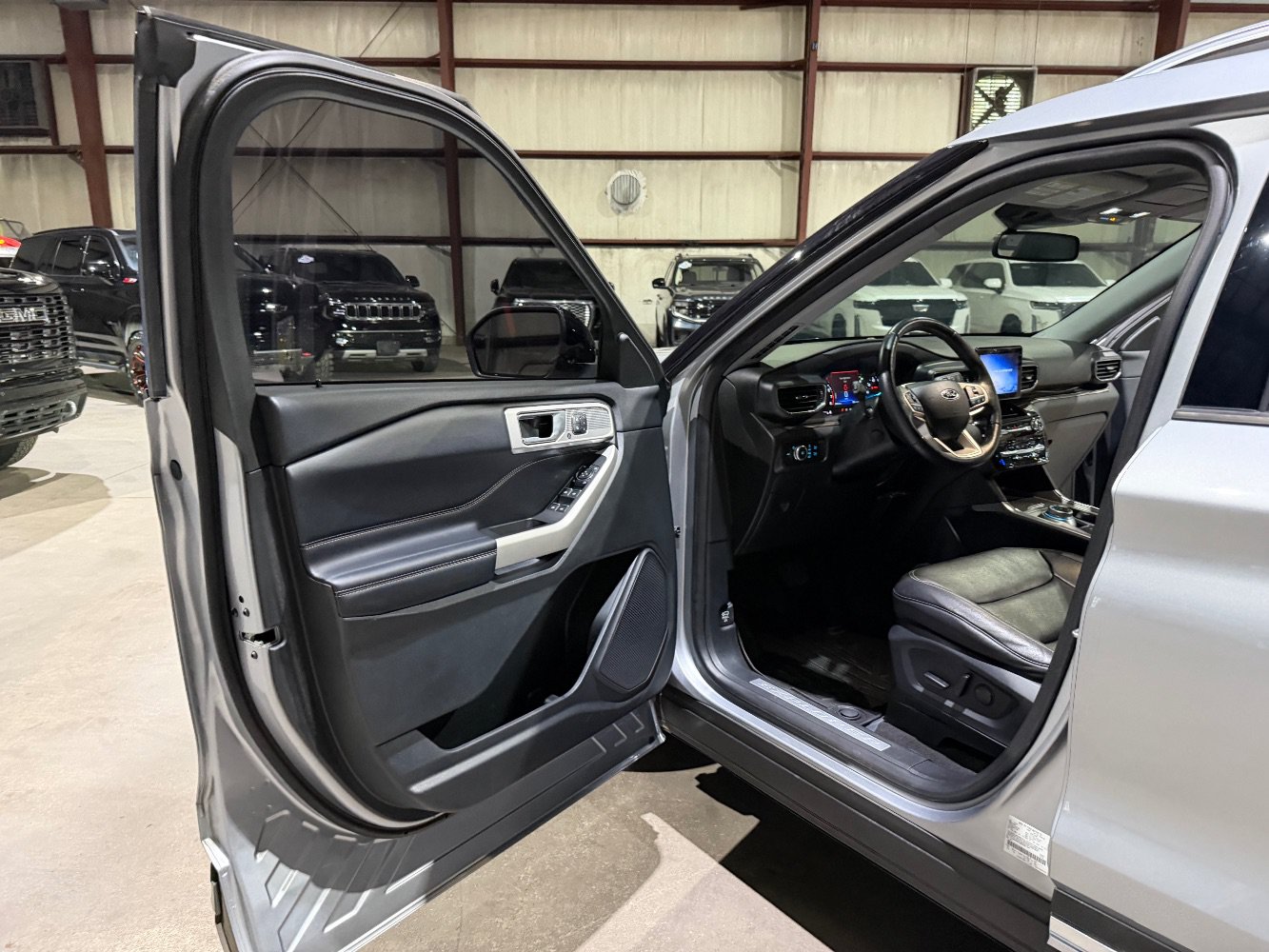 Used 2022 Ford Explorer Limited w/ Equipment Group 301A AWD/4WD image 12