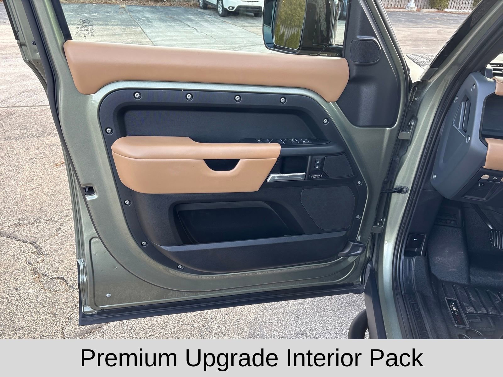 Used 2025 Land Rover Defender 130 X-Dynamic SE image 10