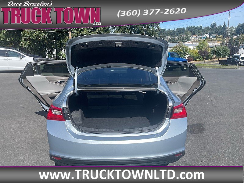 Used 2017 Chevrolet Malibu LT w/ Leather Package FWD image 11