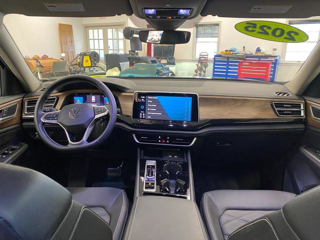 Used 2025 Volkswagen Atlas SE image 4