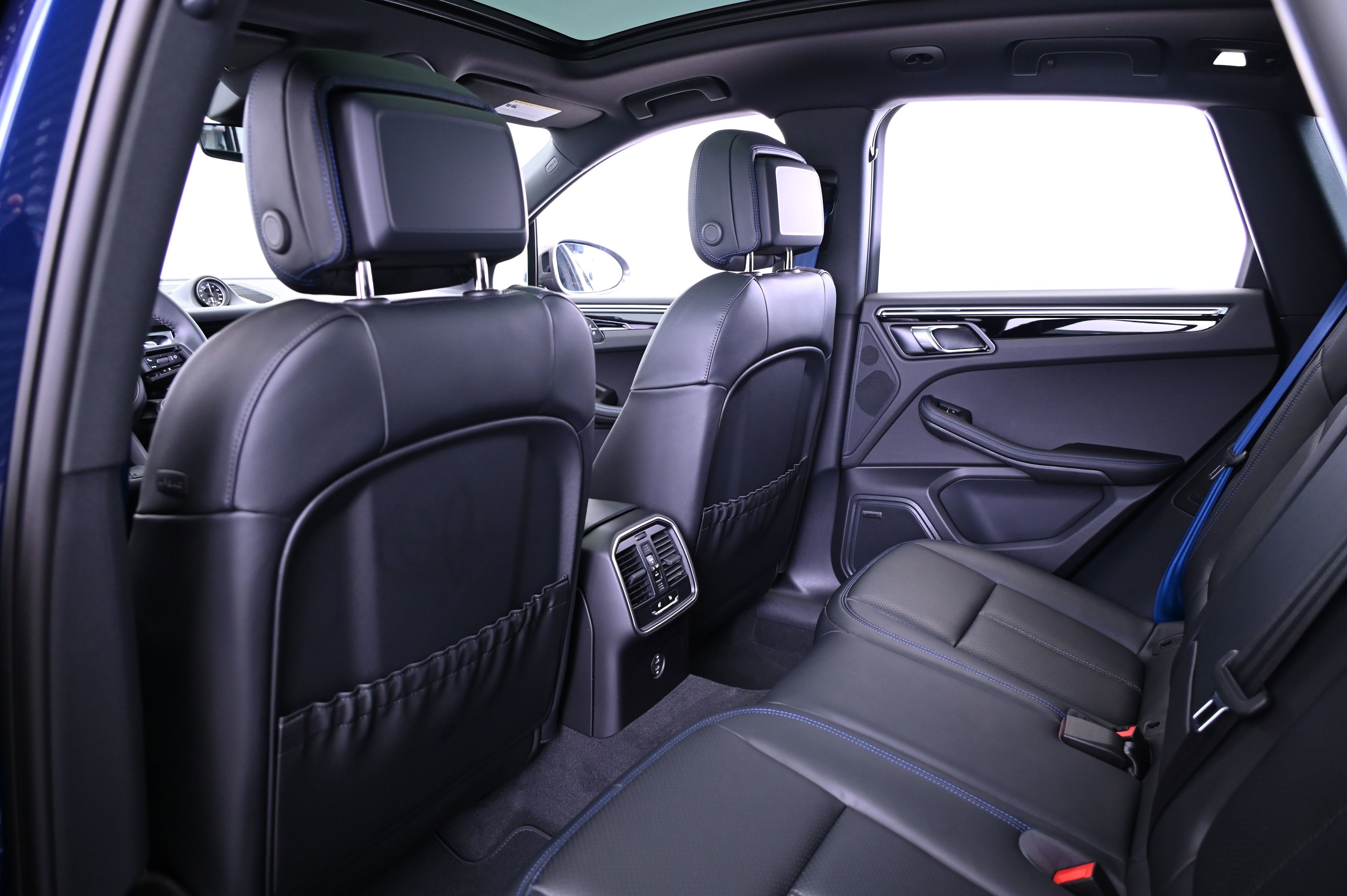 Certified 2025 Porsche Macan image 30