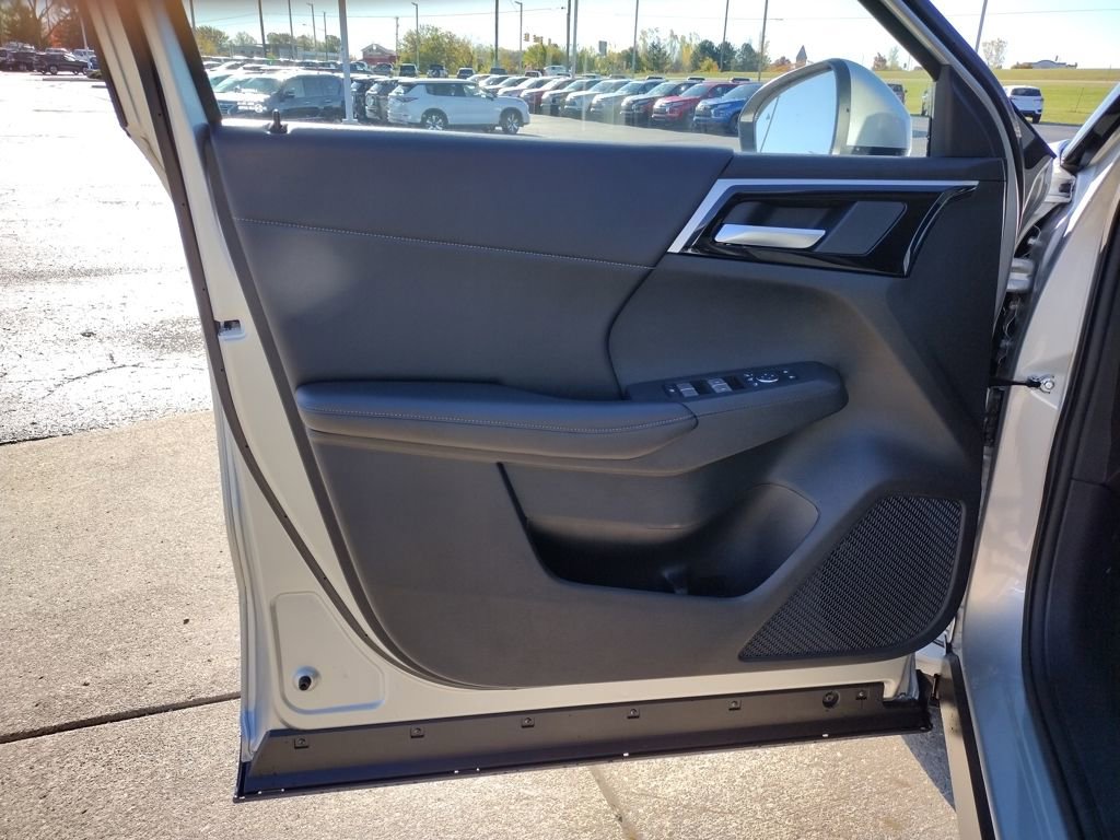 New 2025 Mitsubishi Outlander SE image 31