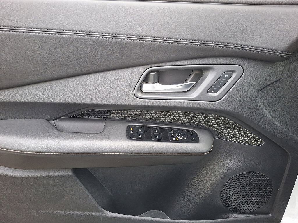 Used 2023 Nissan Ariya FWD image 13