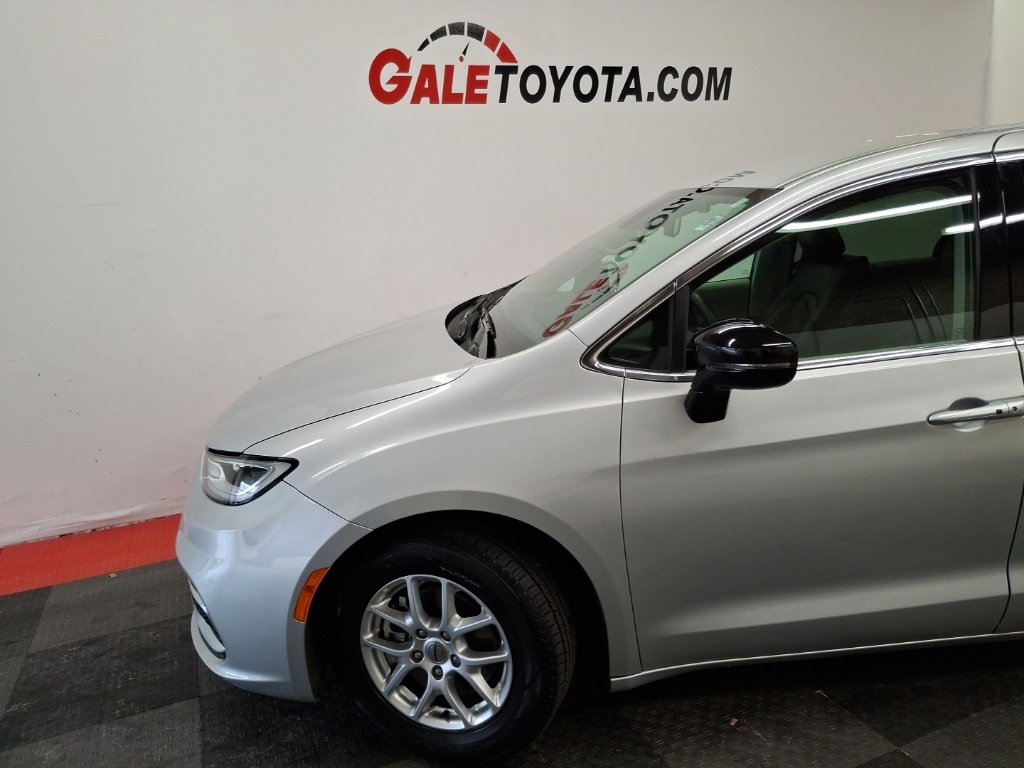 Used 2024 Chrysler Pacifica Touring-L image 4