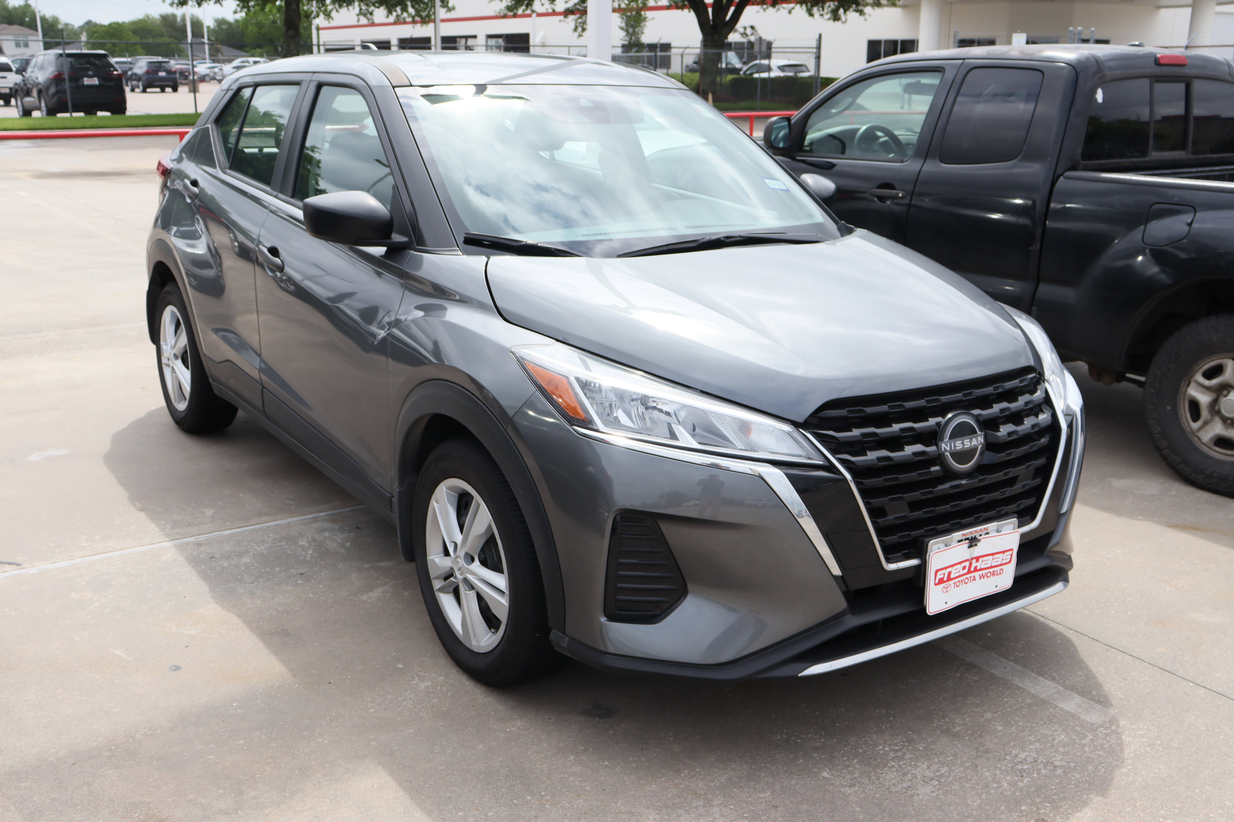 Used 2025 Nissan Kicks Play S image 2