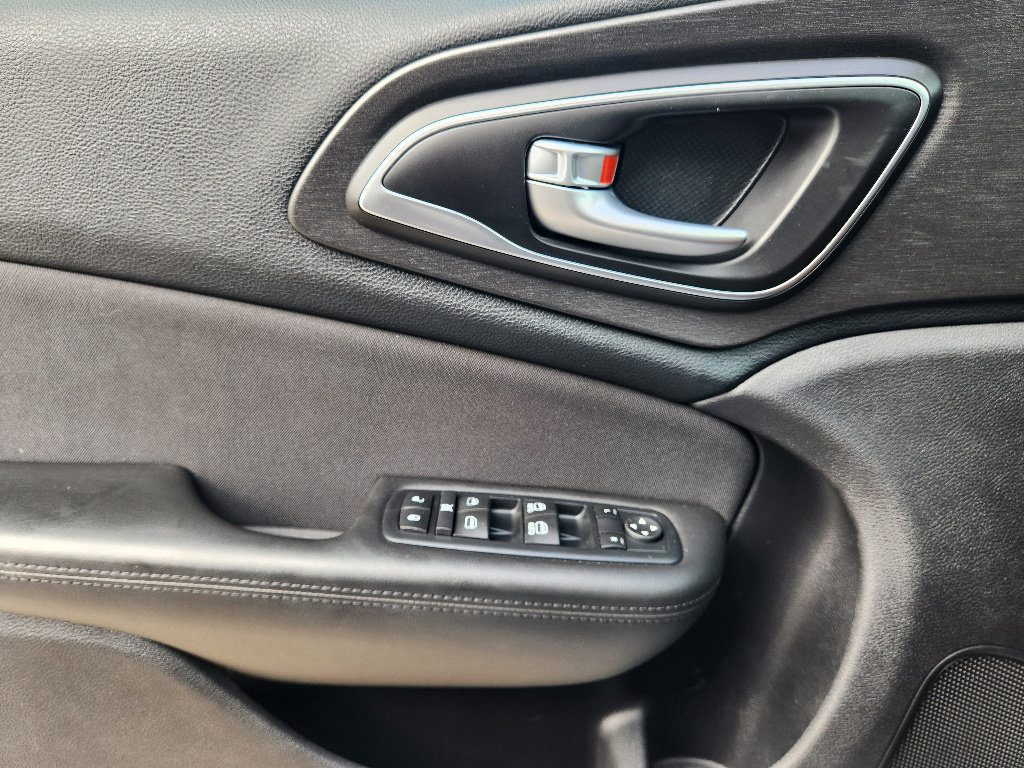 Used 2016 Chrysler 200 Limited image 27