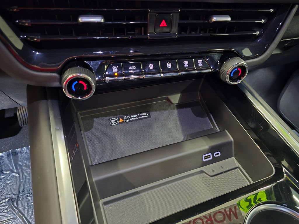 Used 2025 Chevrolet Suburban High Country RWD image 30