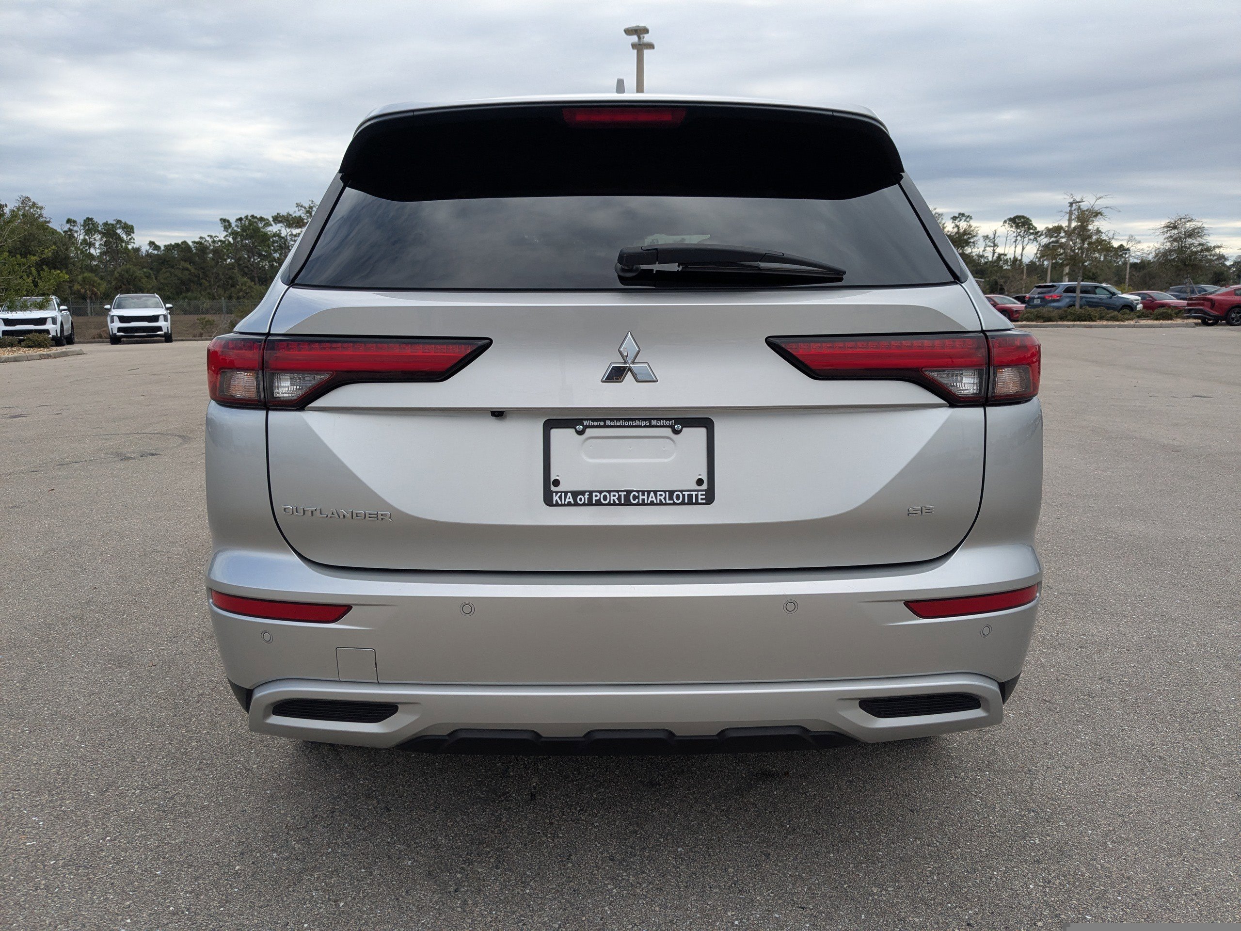 Used 2023 Mitsubishi Outlander SE image 6