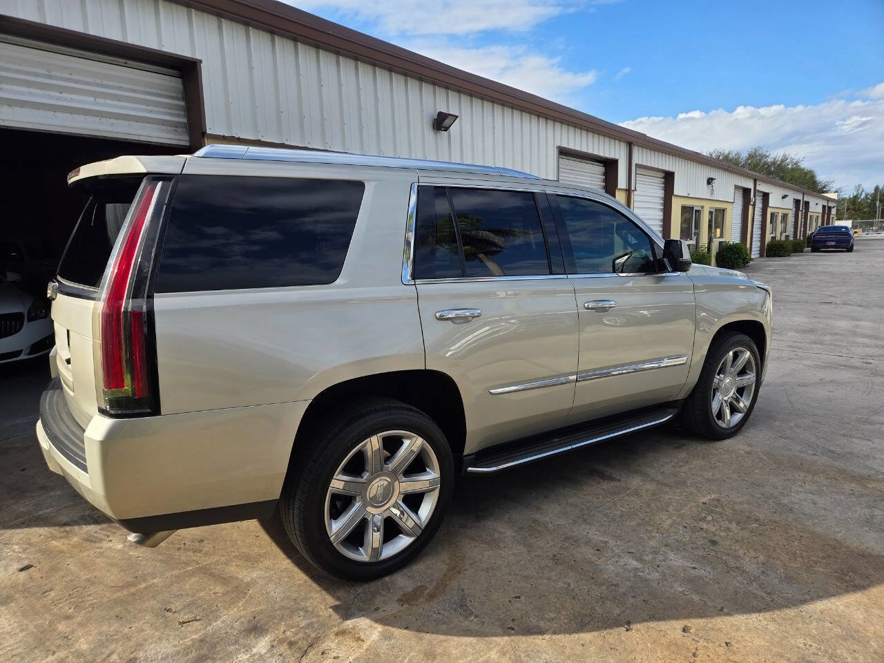Used 2016 Cadillac Escalade Luxury image 7