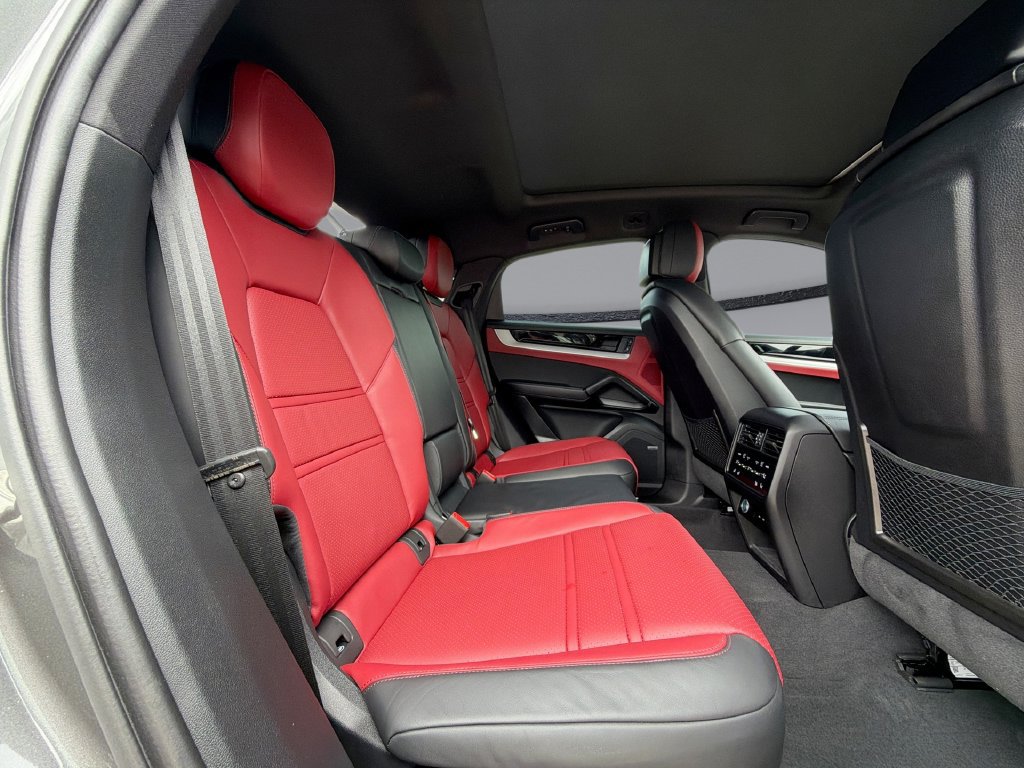 Used 2025 Porsche Cayenne S AWD/4WD image 17