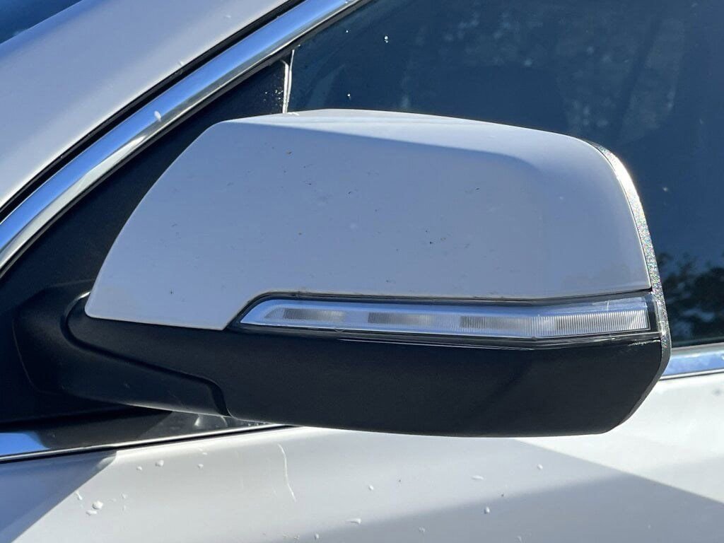 Used 2023 GMC Acadia SLT image 32